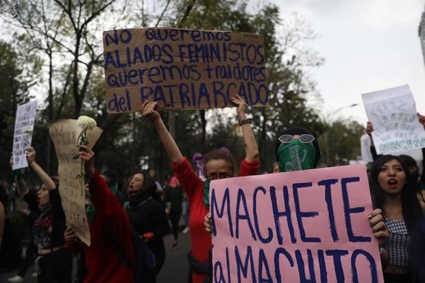 Mujeres protestan frente al periódico la prensa ayer viernes, en Ciudad de México. Cientos de activistas mexicanas que marcharon este viernes en la capital contra la violencia de género, prendieron fuego a cuatro vehículos de un periódico como un represalia a los medios que difundieron imágenes del feminicidio de Ingrid Escamilla. 