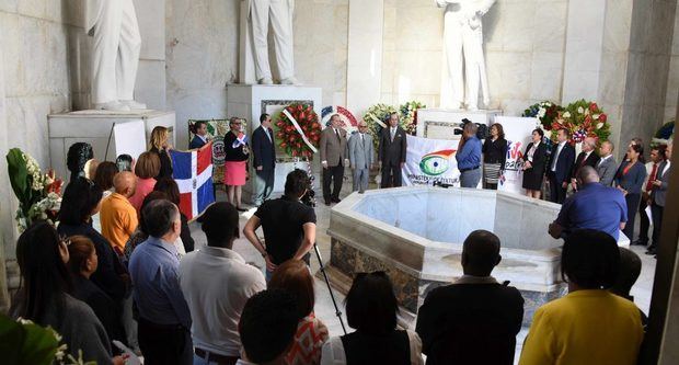 Ministerio de Cultura deposita ofrenda floral en el Altar de la Patria