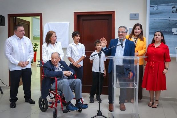 Franklin Polanco junto al director general del IDAC, Héctor Porcella; su familia y relacionados.