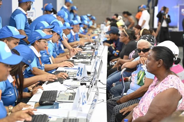 Parte del público que se dio cita en la novena jornada de bancarización del Banco
de Reservas realizada en el sector Capotillo.