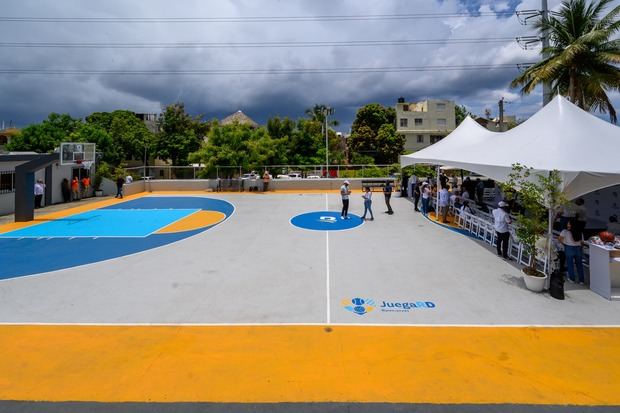 Cancha deportiva del ensanche La Paz, Distrito Nacional, remozada por el
Banco de Reservas.