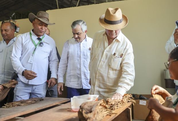 INTABACO reinauguró su Escuela Tabacalera colocándole el nombre de Hipólito Mejía.
