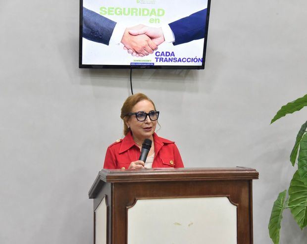 Ingrid Reyes Del Villar se dirige a los presentes.