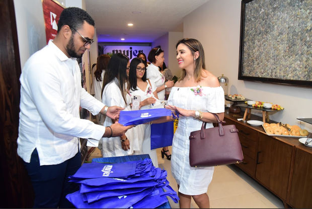 Joan Feliz entrega la revista a Luz Sarmiento.