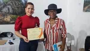 La narradora, ensayista y docente, Ibeth Guzmán junto a Ana María Henríquez.