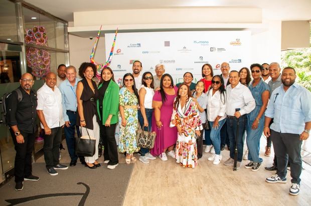 Miembros de Adompretur junto a Yomaris Gómez, directora ejecutiva de ExpoTurismo 2025.   