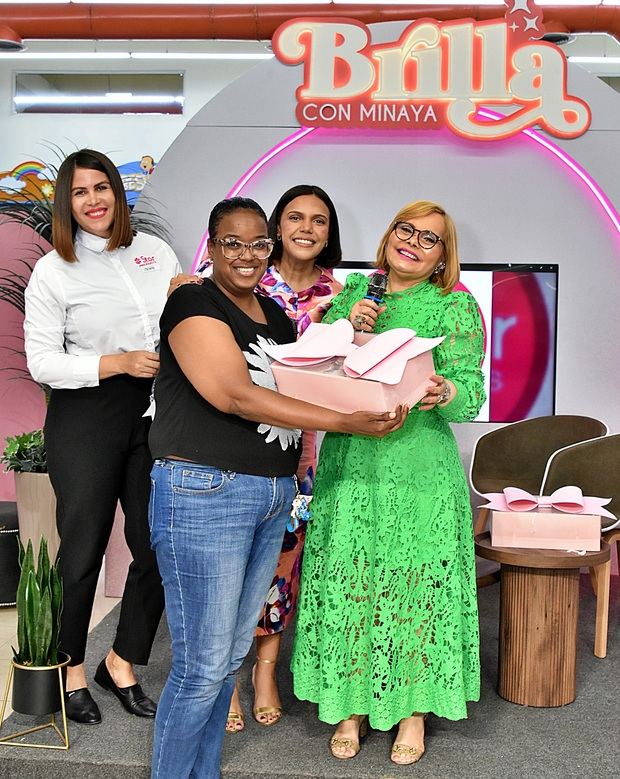 Rommy Pichardo, Rommy Grullon y Raquel Castillo entregan una canasta a una de las presentes.