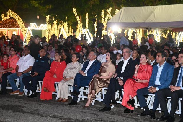 Parte de los asistentes al acto de apertura de Villa Navidad 2025