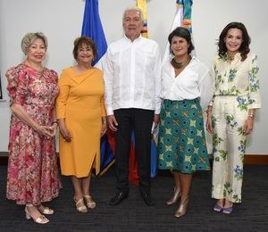 Violeta Mazara, Verónica Sencion, Darío Villamizar, embajador de Colombia, Ángela Alfonso y Noelia García de Pereyra.