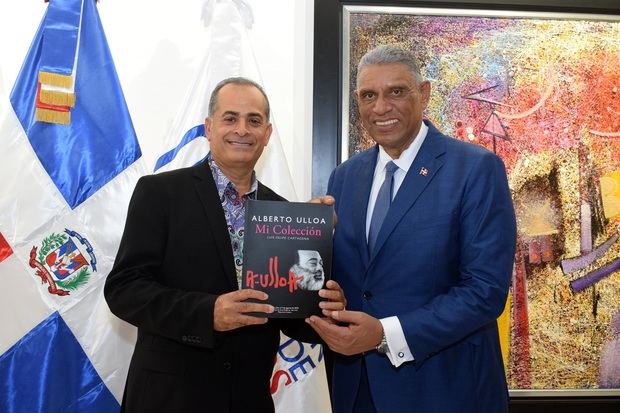 Luis Felipe Cartagena entrega un ejemplar del Catalogo a Jesús Vásquez.