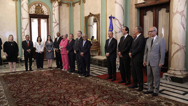 El presidente Danilo Medina juramentó al mediodía de hoy a los nuevos ministros y funcionarios designados anoche a través del decreto 168-18..
