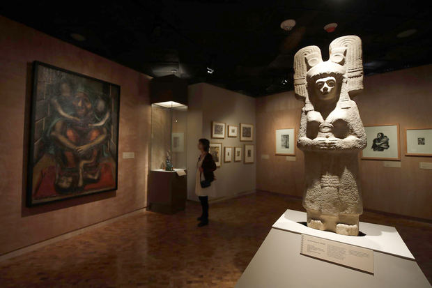 Fotografía que muestra la obra 'Escultura de joven de élite', perteneciente a la cultura huasteca, durante la exposición 'La grandeza de México' inaugurada en el Museo de Antropología e Historia, este 27 de septiembre, en Ciudad de México, México.