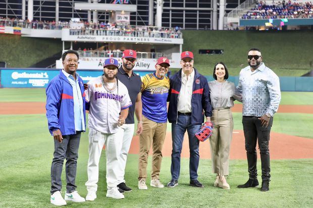 Antes de lanzar la primera bola, el jefe de Estado fue recibido por una comisión de expeloteros dominicanos de las Grandes Ligas, entre ellos, David Ortiz, Stanley Javier, Edwin Encarnación, José Reyes y Hanley Ramírez..