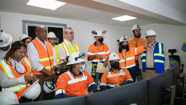 Presidente Abinader visita mina donde están atrapados dos mineros y les lleva mensajes de aliento