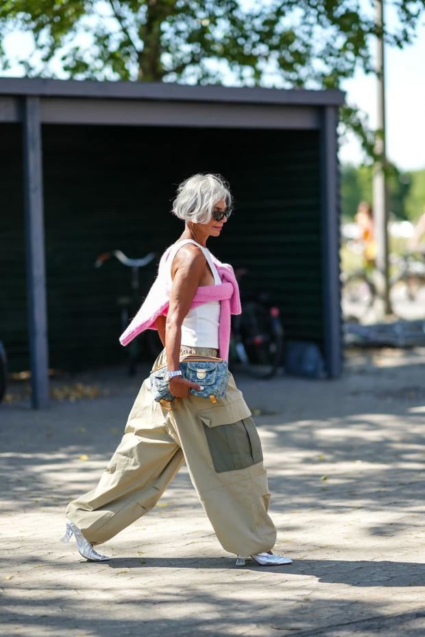 Pantalones cargo con top blanco y zapatos de tacónEdward Berthelot.