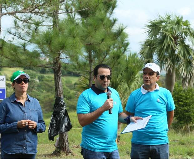 En sus palabras de motivación, el señor Jorge Alberto Jana, vicepresidente de Área de Negocios de Zona Norte del Popular, manifestó que las jornadas de reforestación se realizan desde hace más de 20 años.  En la foto, le acompañan, de izquierda a derecha, los señores Libby Padilla coordinadora del Plan Sierra y Ricardo de la Rocha, vicepresidente del Área de Negocios Corporativos y Empresariales de la Zona Norte.  