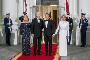 El presidente estadounidense Joe Biden (2i) y la primera dama Jill Biden (i) saludan al presidente francés Emmanuel Macron (2d) y a su esposa Brigitte Macron (d) para la Cena de Estado en el Pórtico norte de la Casa Blanca en Washington, DC, EE. UU.