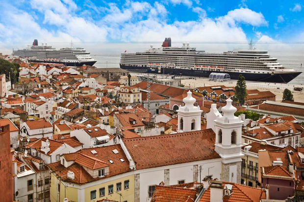 Un par de cruceros en el puerto de Lisboa. 