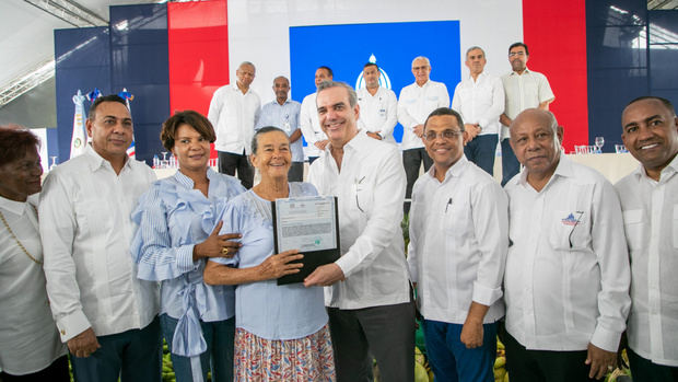 Presidente Abinader entrega 535 nuevos títulos en Majagual, Monte Plata
