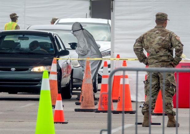 Los miembros de la Guardia Nacional del Ejército de Florida conducen hisopos nasales y pruebas de Coronavirus en el lugar de prueba en el estacionamiento del estadio Super Bowl de Hard Rock Cafe Miami en Miami, Florida, EE. UU.