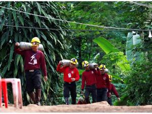Tailandia mira al cielo de cara al rescate de los 13 atrapados en una cueva