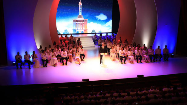 Presidente Abinader durante su alocución en la Sala Restauración del Gran Teatro Regional del Cibao.