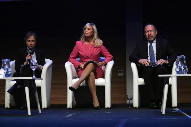 La periodista mexicana Carmen Arístegui (i), la vicepresidenta de Uruguay, Beatriz Argimón (c), y el director general asistente de Comunicación e Información de la agencia de Naciones Unidas para la Educación, la Ciencia y la Cultura, Tawfik Jelassi, participan en la clausura de la conferencia de Unesco.