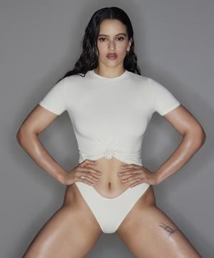 Fotografía divulgada este lunes por la empresa de ropa interior moldeadora de la estrella televisiva estadounidense Kim Kardashian, Skims, donde aparece la cantante española Rosalía mientras luce uno de los modelos de su colección especial Cotton.