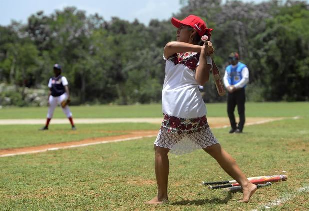 Una jugadora del equipo de Diablillas de Hodzonot participa hoy, en un juego de sóftbol en la ciudad de Tulum, estado de Quintana Roo, México.
