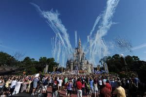 Unos 43,000 empleados de Disney World son suspendidos sin sueldo en Orlando