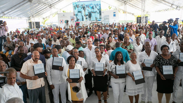 Presidente Abinader entrega 365 títulos de propiedad de 986 en Palenque.
