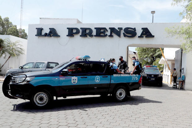 Fotografía de archivo de miembros de la policía permanecen en la entrada de una propiedad de la Editorial La Prensa en Managua, Nicaragua.