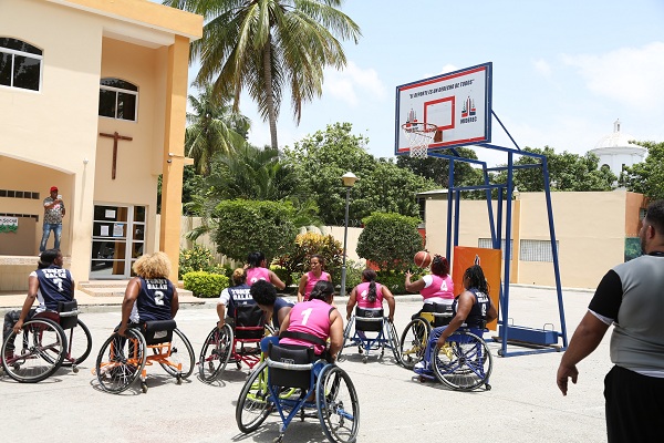 Juego de baloncesto sobre sillas de rueda