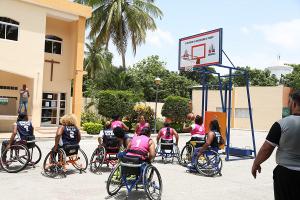 CAID San Juan celebra Día del Padre con rally y juego de baloncesto sobre sillas de ruedas