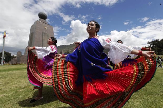 Un grupo de bailarinas fue registrado este sábado al presentarse ante los turistas que visitan el monumento La Mitad del Mundo, en Quito, Ecuador.