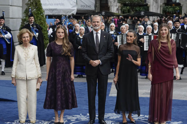 El rey Felipe, la reina Letizia, la princesa Leonor (2i), la infanta Sofía (d) y la reina Sofía (i) la ceremonia de entrega de los Premios Princesa de Asturias, este viernes en el Teatro Campoamor de Oviedo.