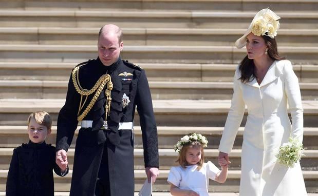 En la imagen, el príncipe Guillermo y Kate Middleton, los duques de Cambridge, junto a sus hijos, el príncipe George y la princesa Charlotte.