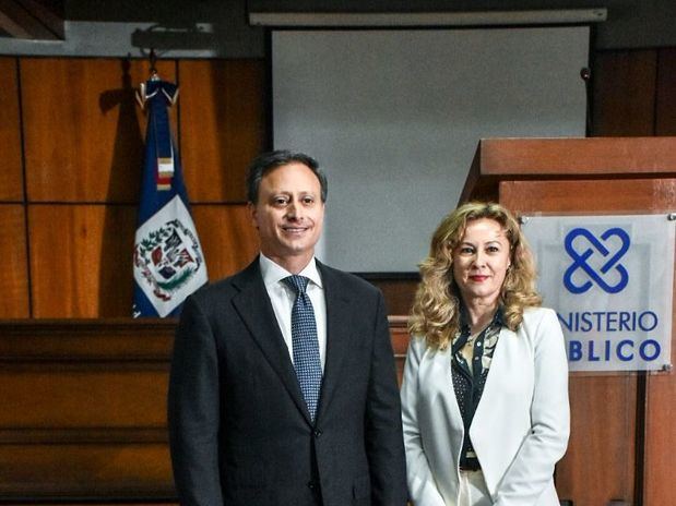 El procurador Jean Rodríguez junto a la abogada y periodista española, Regina Laguna.