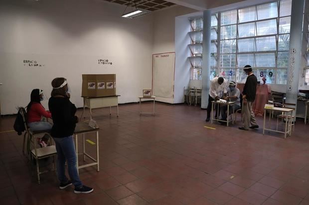 Ciudadanos votan en el colegio Fermín Toro, centro electoral para civiles y militares,  en Caracas, Venezuela,