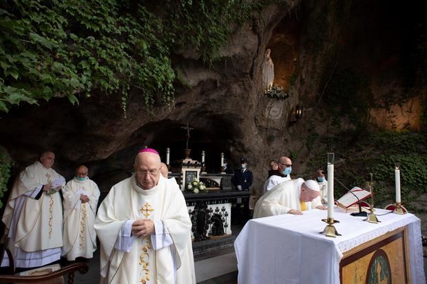 El papa a los jóvenes: 'Son quizás la última generación que puede salvarnos'.