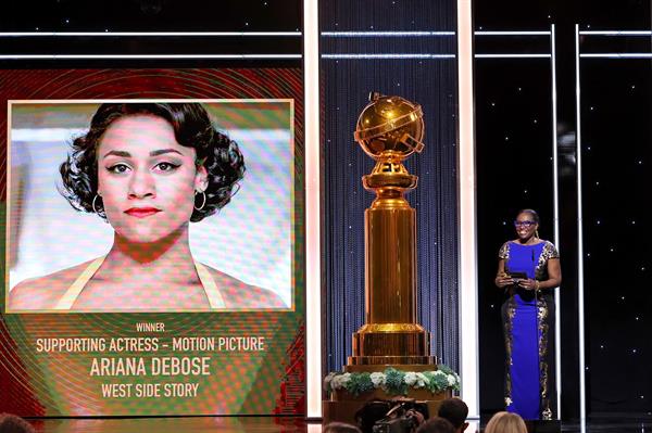 Fotografía cedida por Getty Images que muestra a Tige Charity, directora ejecutiva de la organización 'Kids in the Spotlight', anunciando el premio a mejor actriz de reparto durante la 79 edición de los Globos de Oro en The Beverly Hilton en Beverly Hills, California (EE.UU.), este 9 de enero de 2022.