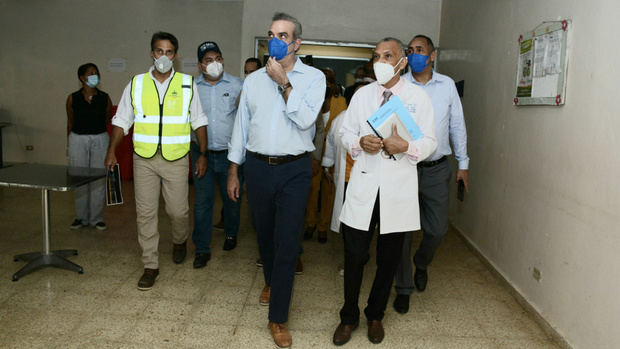 Presidente Luis Abinader durante el recorrido por el Hospital Regional Dr. Antonio Musa.