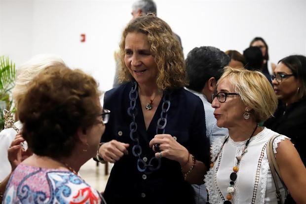 La infanta Elena (c), participa en la presentación del libro 'La historia contemporánea de Puerto Rico', este lunes, en el Colegio de Abogados, en San Juan (Puerto Rico). La infanta Elena, directora de Proyectos de la Fundación Mapfre, visitó este lunes varios de los planes que apoya esa entidad en Puerto Rico de la aseguradora española con el objetivo de mejorar la vida de las personas en la isla.