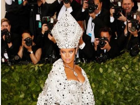Rihanna llega a la alfombra roja del Costume Institute Gala, celebrando la inauguración de la exposición 'Cuerpos celestes: la moda y la imaginación católica' hoy, lunes 7 de mayo de 2018, en Nueva York, Nueva York (EE.UU.)