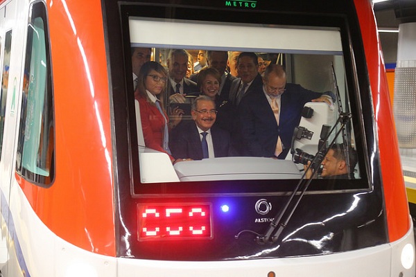 Danilo Medina dentro de un tren del metro