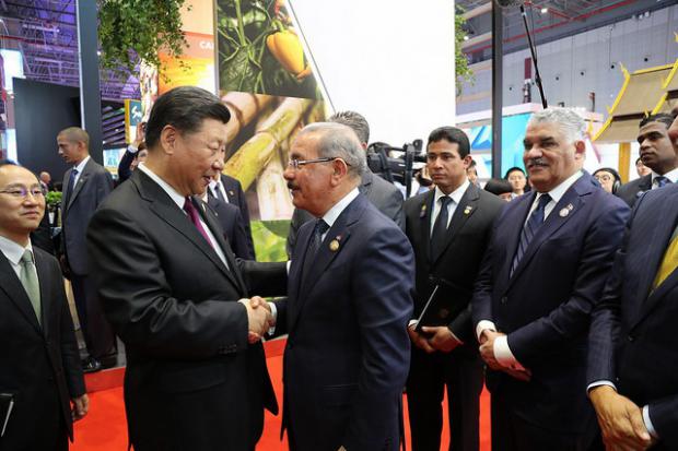 Danilo Medina recibe a homólogo chino, Xi Jinping, en stand de RD en CIIE