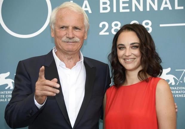 La directora ucraniana Anastasia Mikova (d) y el ambientalista francés Yann Arthus-Bertrand posan en un photocall de 'Mujer' durante el Festival Internacional de Cine de Venecia, Italia.