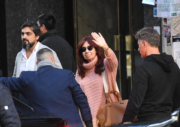 La vicepresidenta de Argentina, Cristina Fernández de Kirchner, saluda ayer a sus simpatizantes mientras sale de su residencia custodiada por un dispositivo de seguridad, en Buenos Aires (Argentina). 