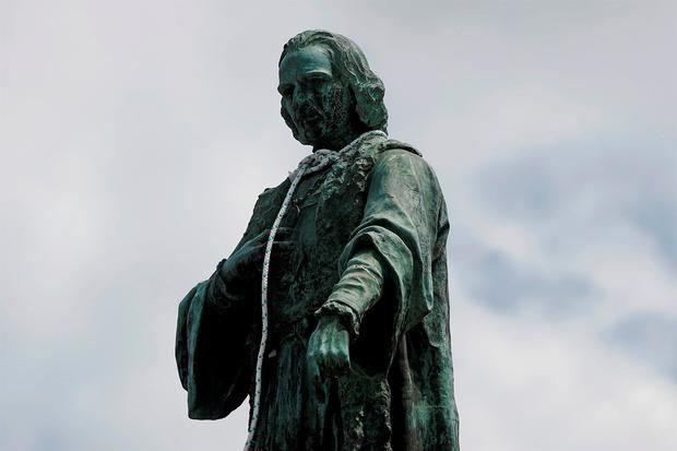 Manifestantes intentaron con lazos arrancar la cabeza del monumento a Cristóbal Colón en la Ciudad de Guatemala, Guatemala.