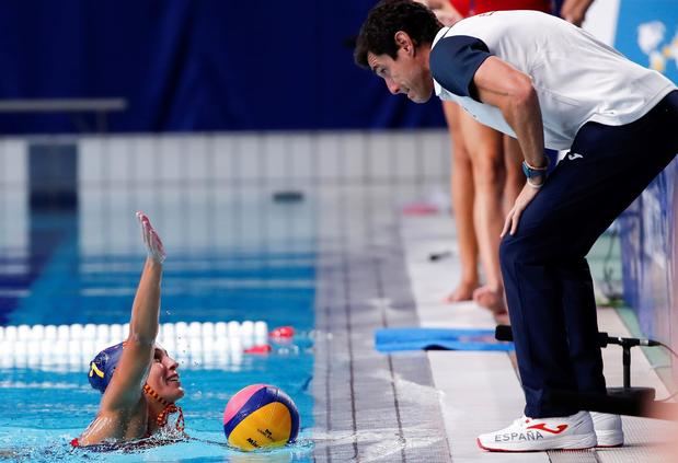 La seleccionador español Miki Oca (d) da instrucciones a sus jugadoras durante el encuentro correspondiente al grupo A de Waterpolo entre España y Sudáfrica celebrado en el Centro Internacional de Natación Tokio Tatsuimi, en Tokio, Japón, este sábado durante los Juegos Olímpicos 2020.